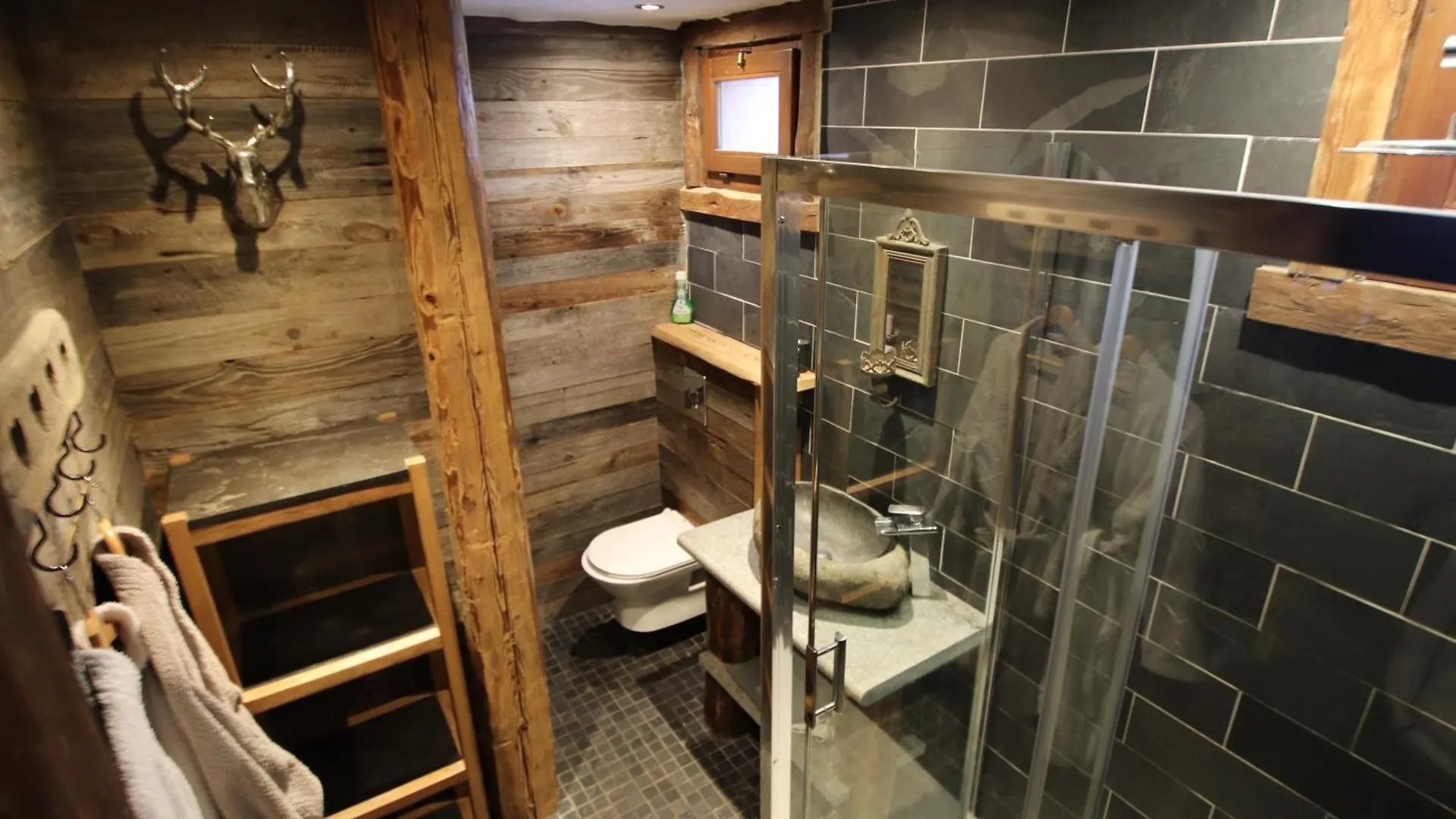 Prestigious Chalet For 18 Guests, Pool & Jacuzzi, Close To Slopes And Resort Center Montgenevre