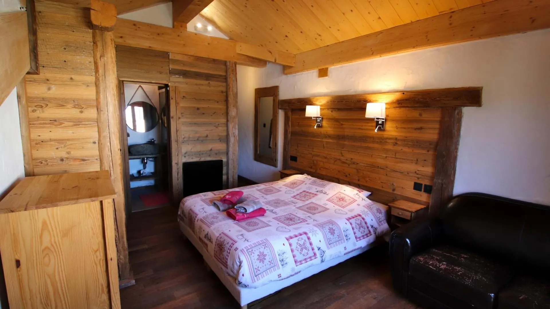 Prestigious Chalet For 18 Guests, Pool & Jacuzzi, Close To Slopes And Resort Center Montgenevre France