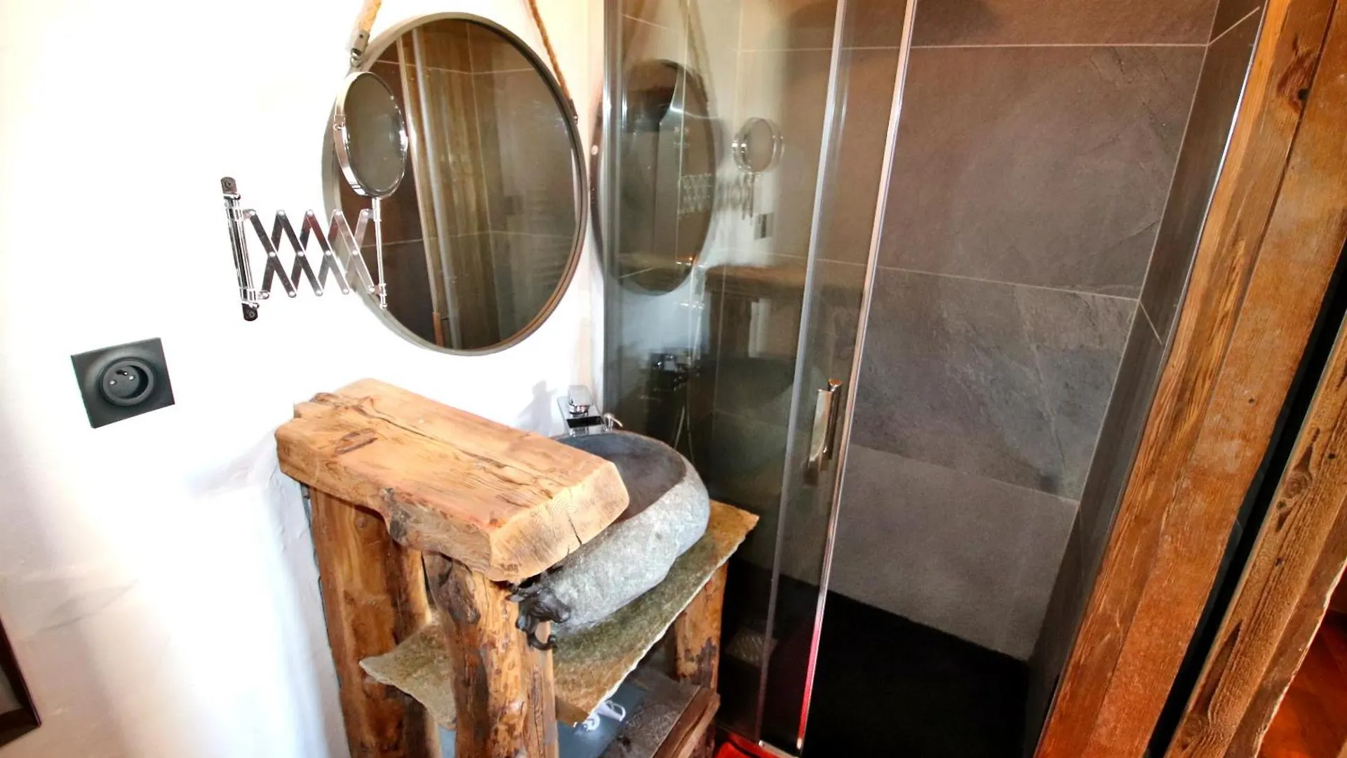 Prestigious Chalet For 18 Guests, Pool & Jacuzzi, Close To Slopes And Resort Center Montgenevre
