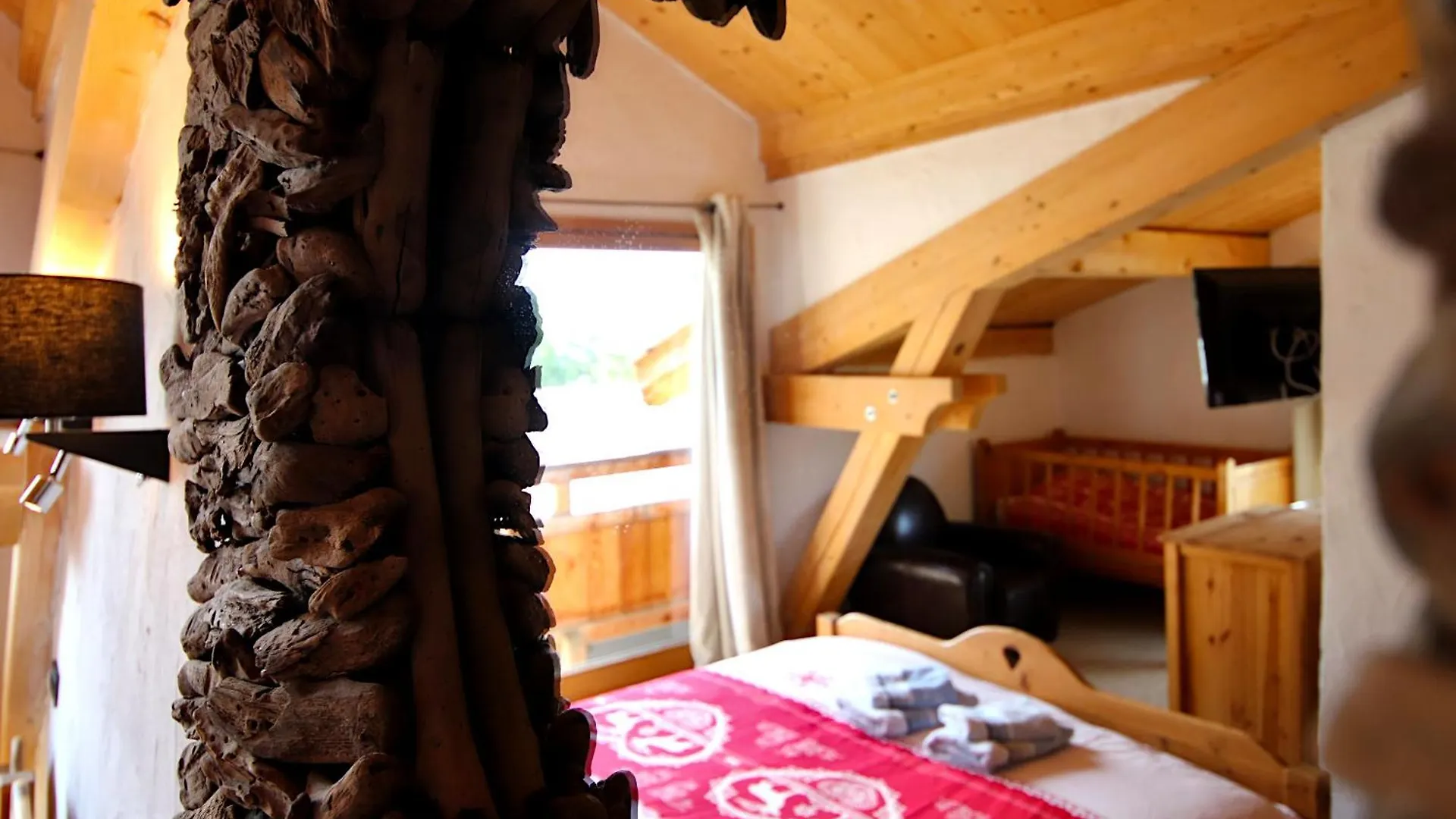 Prestigious Chalet For 18 Guests, Pool & Jacuzzi, Close To Slopes And Resort Center Montgenevre
