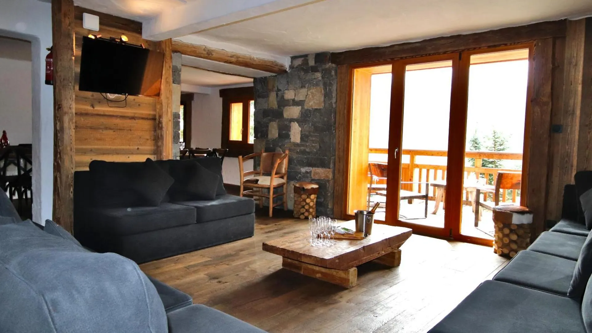 Prestigious Chalet For 18 Guests, Pool & Jacuzzi, Close To Slopes And Resort Center Montgenevre France