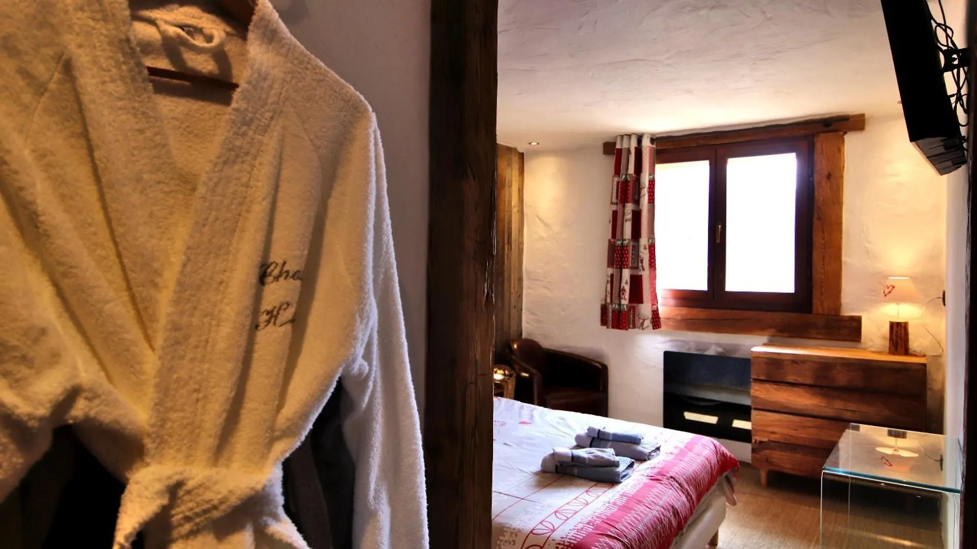 Prestigious Chalet For 18 Guests, Pool & Jacuzzi, Close To Slopes And Resort Center Montgenevre