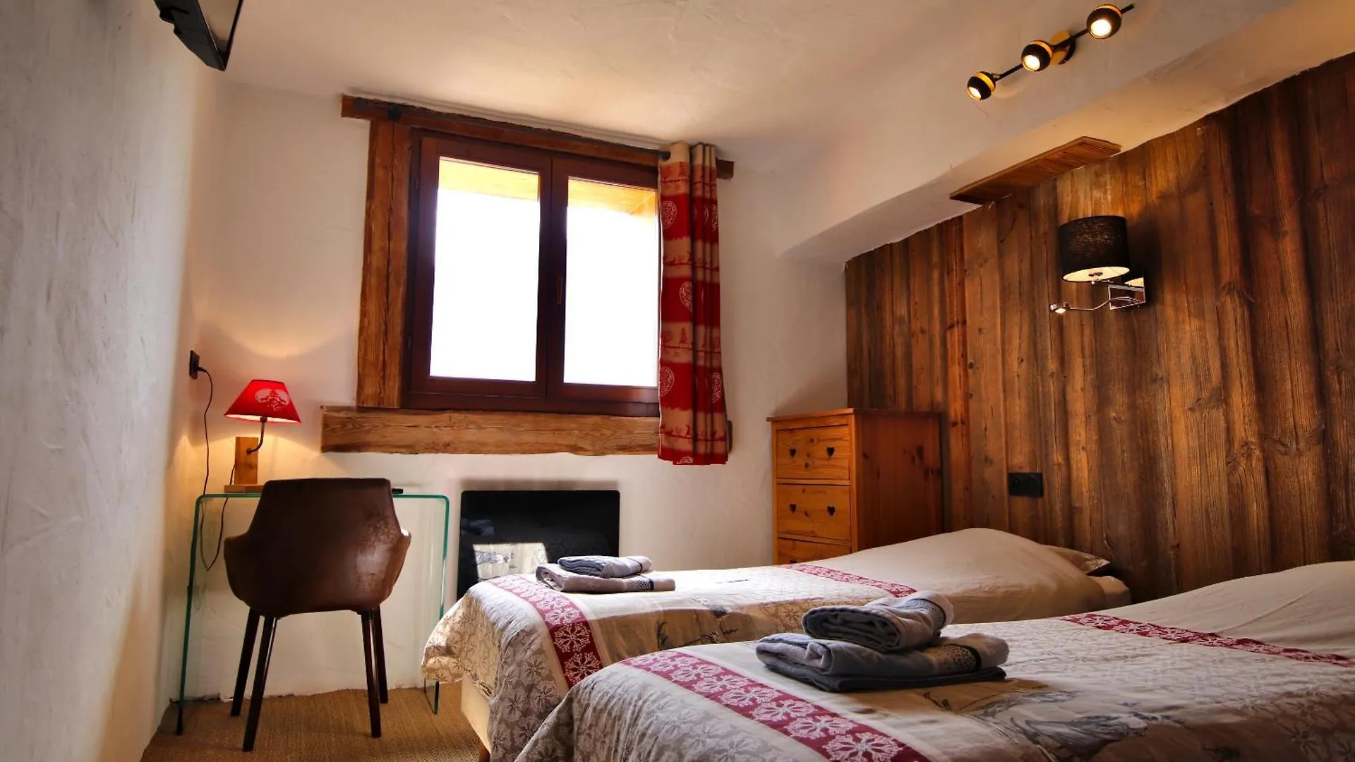 Prestigious Chalet For 18 Guests, Pool & Jacuzzi, Close To Slopes And Resort Center Montgenevre