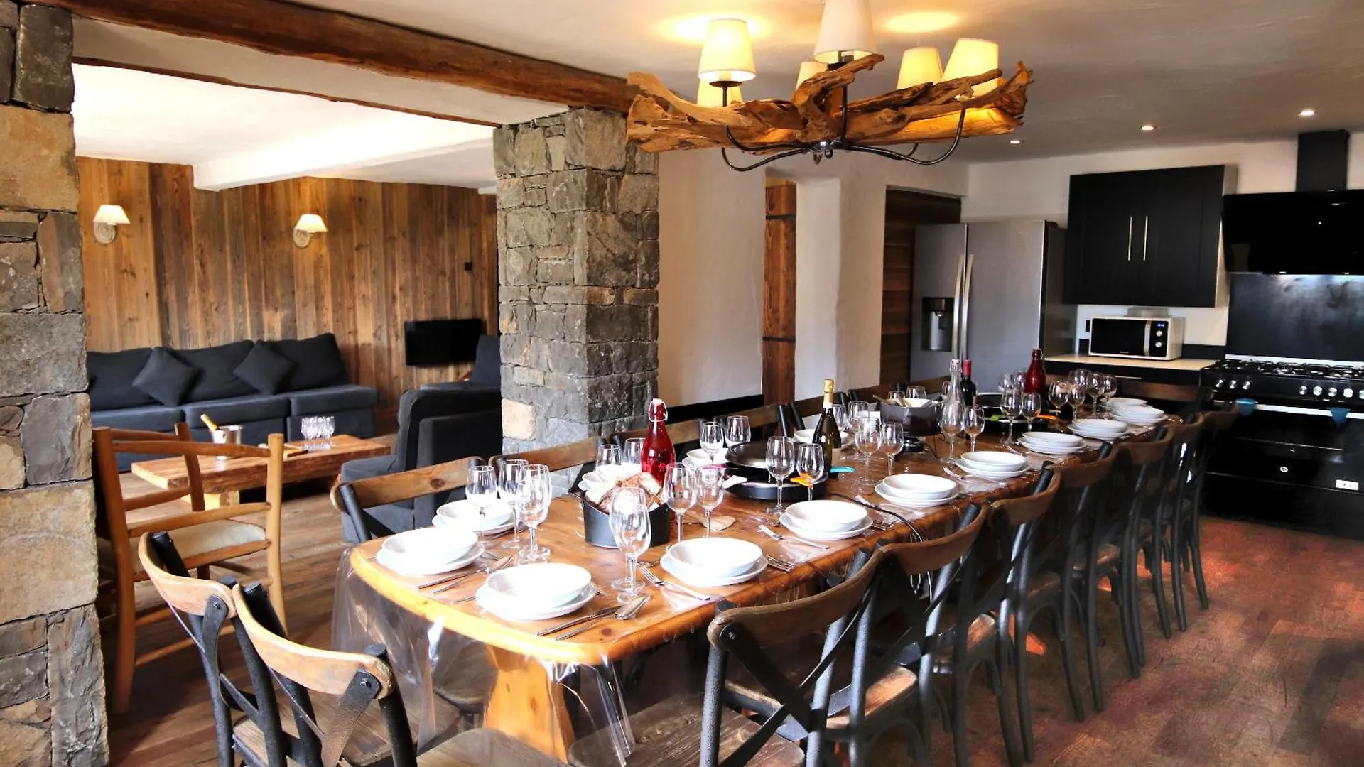Prestigious Chalet For 18 Guests, Pool & Jacuzzi, Close To Slopes And Resort Center Montgenevre